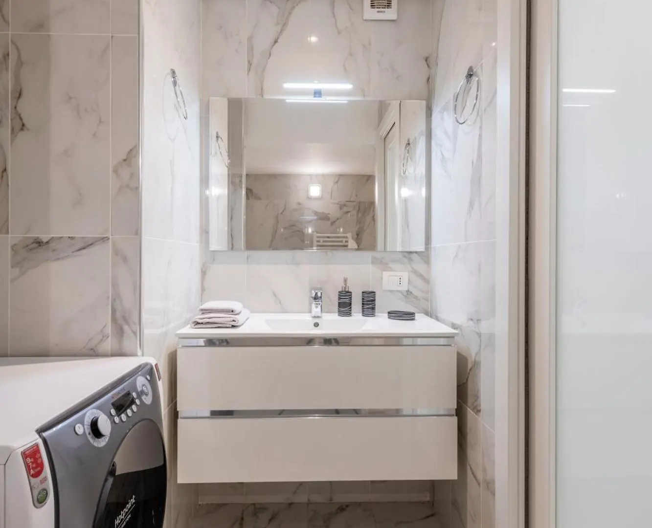 Charming Loft In Milano Isolaアパートメント